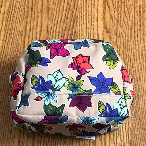 BNWT Vera Bradley Medium Cosmetic in Falling Flowers Neutral - Pretty! - Picture 2 of 5